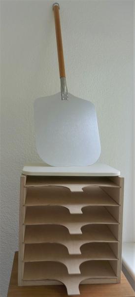 Set zum Pizzabacken, Regal mit Holzschiebern, Pizzaschaufel, Pizzastein